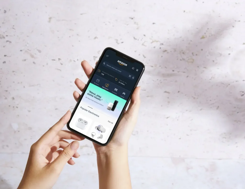 Person stöbert auf einem Smartphone in der Amazon-App, für den Service der Digital Agency Jinni S.r.l.
