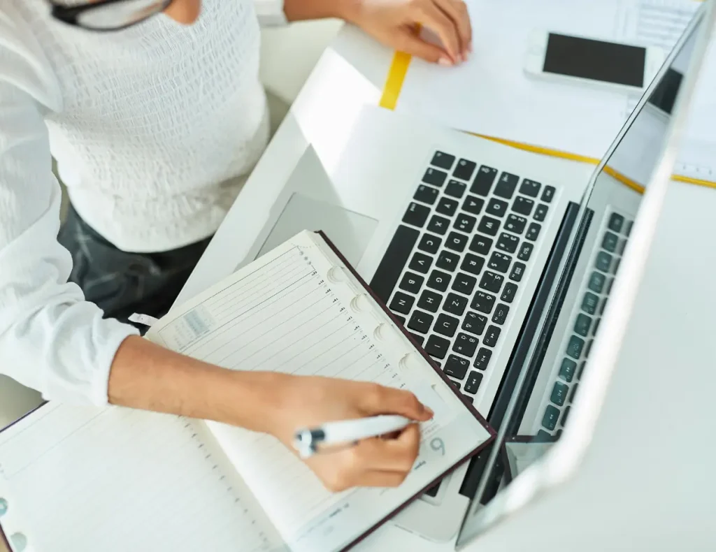 Moderner Arbeitsplatz mit Computer und minimalistischer Dekoration, Darstellung der Digital Agency Jinni S.r.l.