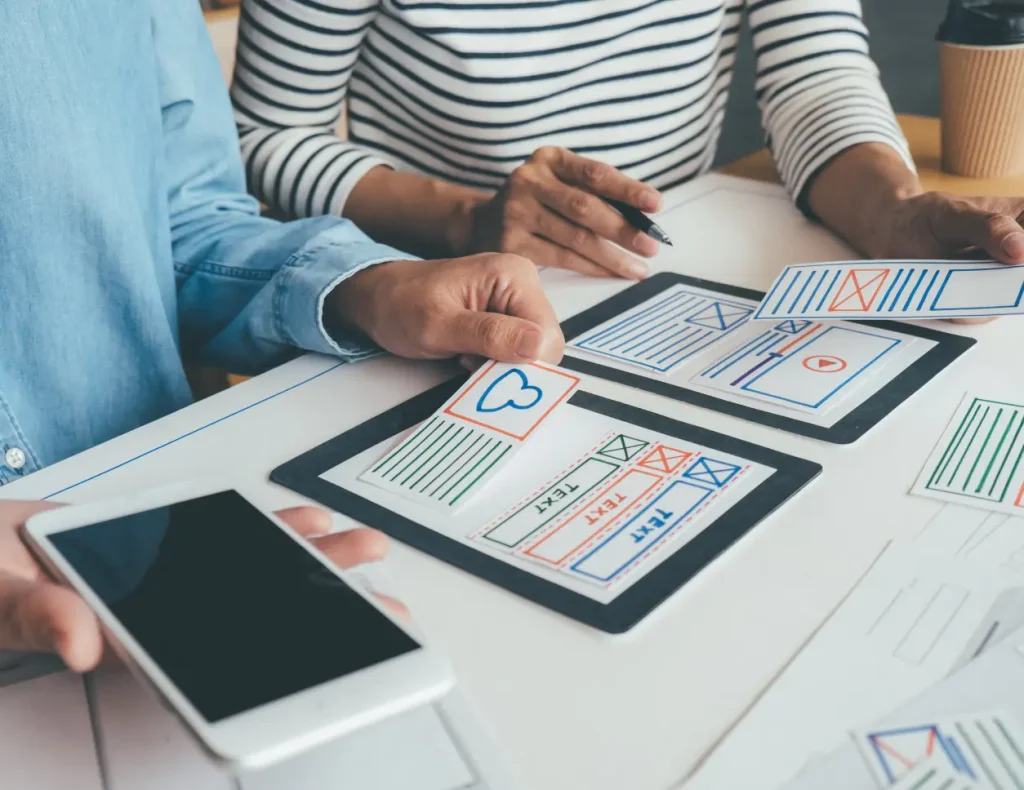 Seitenansicht eines modernen Arbeitsplatzes mit digitalen Geräten und minimalistischer Einrichtung, für den Service der Digital Agency Jinni S.r.l.