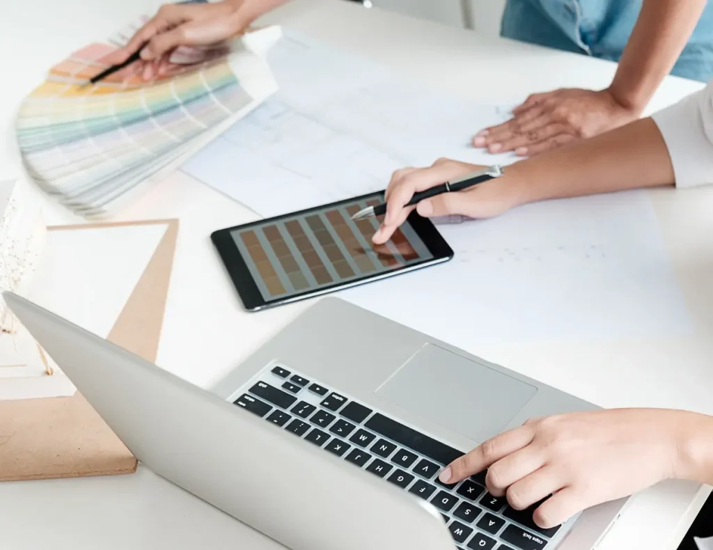 Detailansicht eines Laptops auf einem Schreibtisch mit modernen Designelementen, Sinnbild für Technologie und Kreativität, für den Service der Digital Agency Jinni S.r.l.