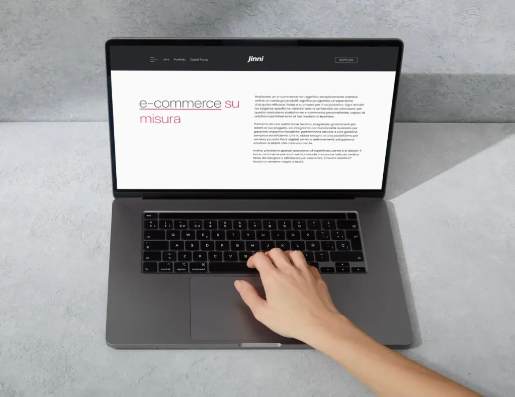 Laptop-Bildschirm mit einer maßgeschneiderten E-Commerce-Website, für den Service der Digital Agency Jinni S.r.l.