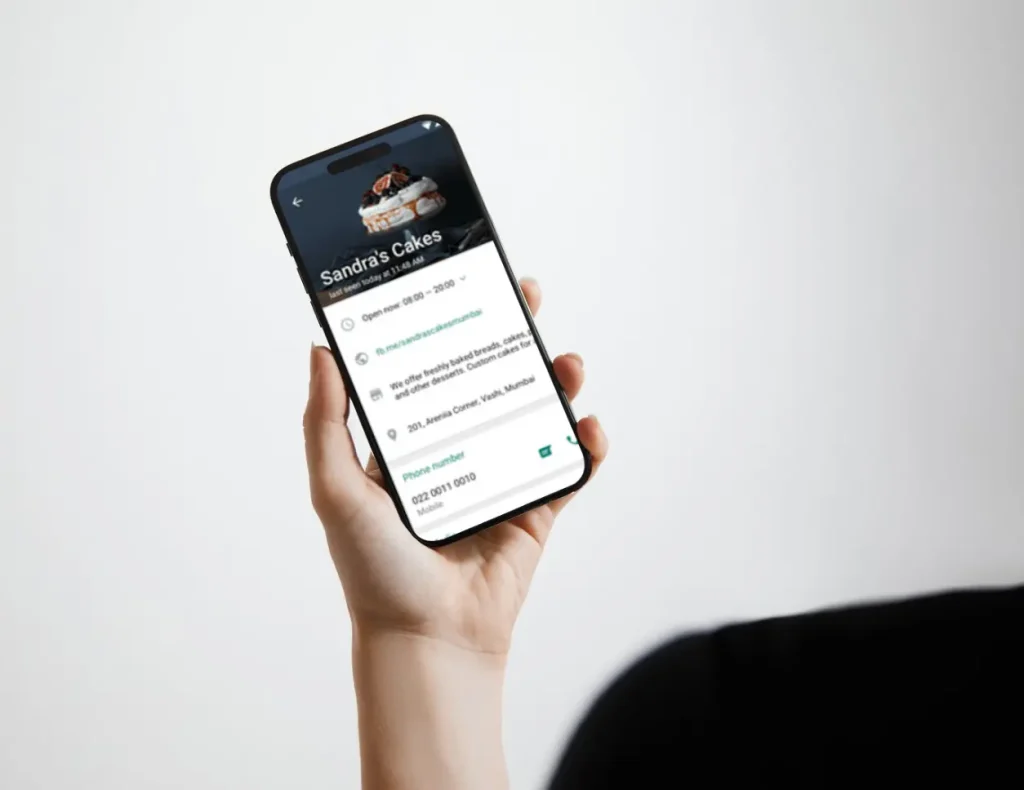 WhatsApp-Business-Profil einer Konditorei, auf einem Smartphone angezeigt, für den Service der Digital Agency Jinni S.r.l.