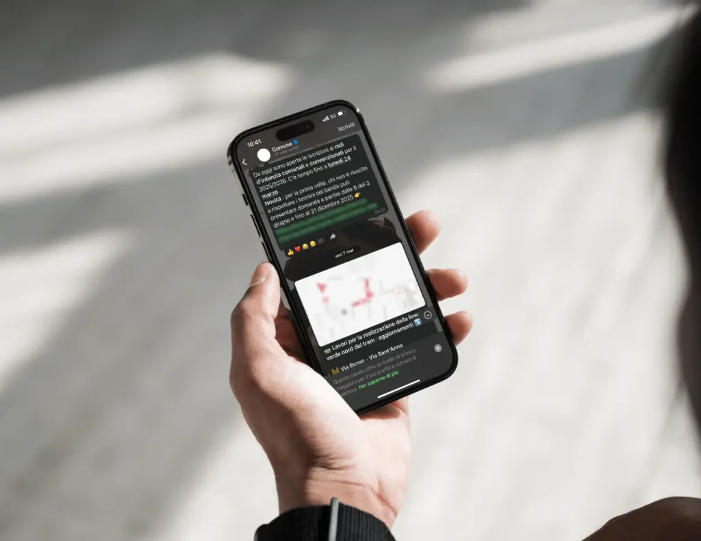Telegram-Benachrichtigungen auf einem von einem Mann gehaltenen Smartphone, für den Service der Digital Agency Jinni S.r.l.