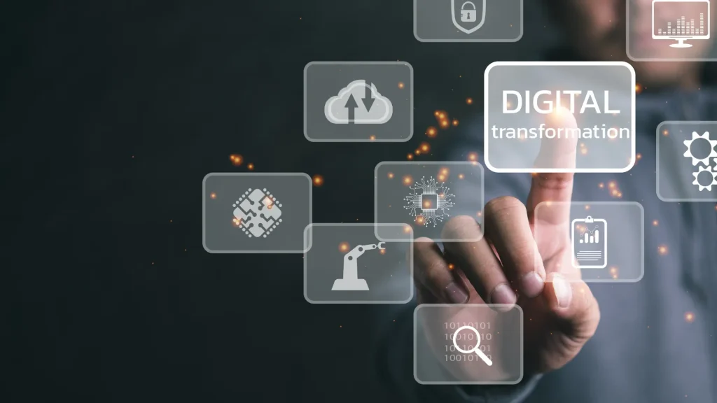 Main touchant une interface numérique avec des icônes et l'inscription « Digital Transformation » pour la digitalisation d'entreprise