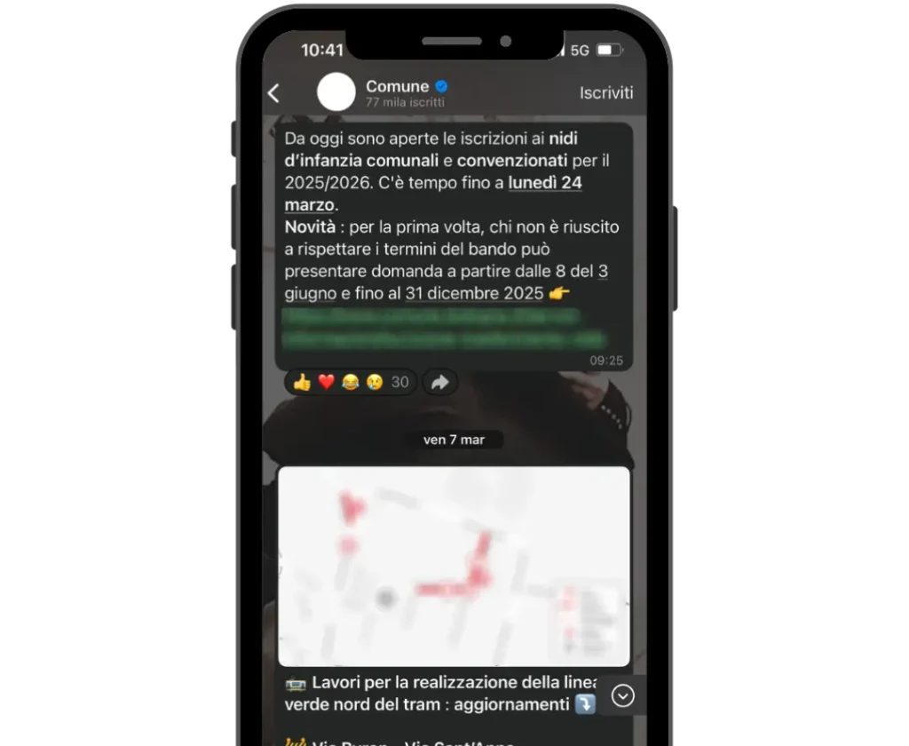Interfaz de un canal de WhatsApp en un smartphone con mensajes informativos de un ayuntamiento.