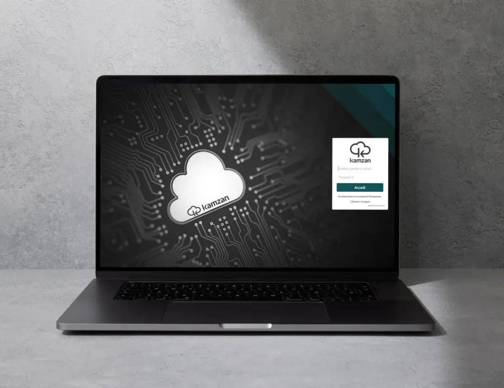 Computer auf einem grauen Tisch mit Bildschirm des geschützten Kamzan-Bereichs, für den Service der Digital Agency Jinni S.r.l.