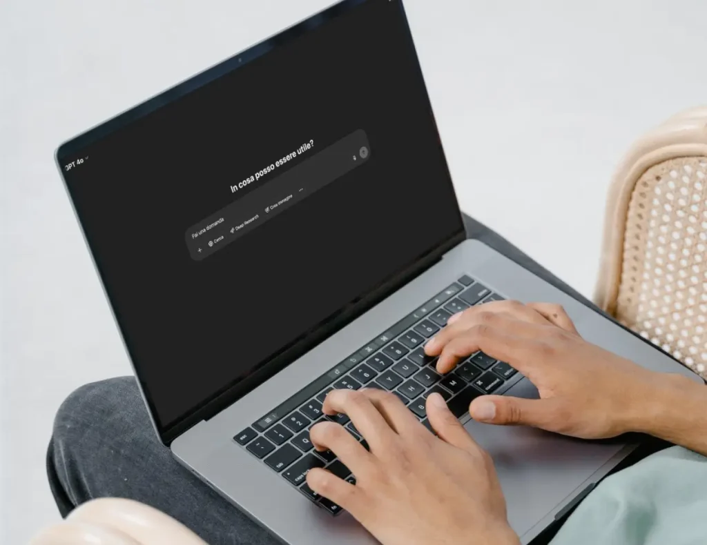 Person nutzt ein KI-Tool, um die Effizienz digitaler Prozesse zu verbessern, für den Service der Digital Agency Jinni S.r.l.