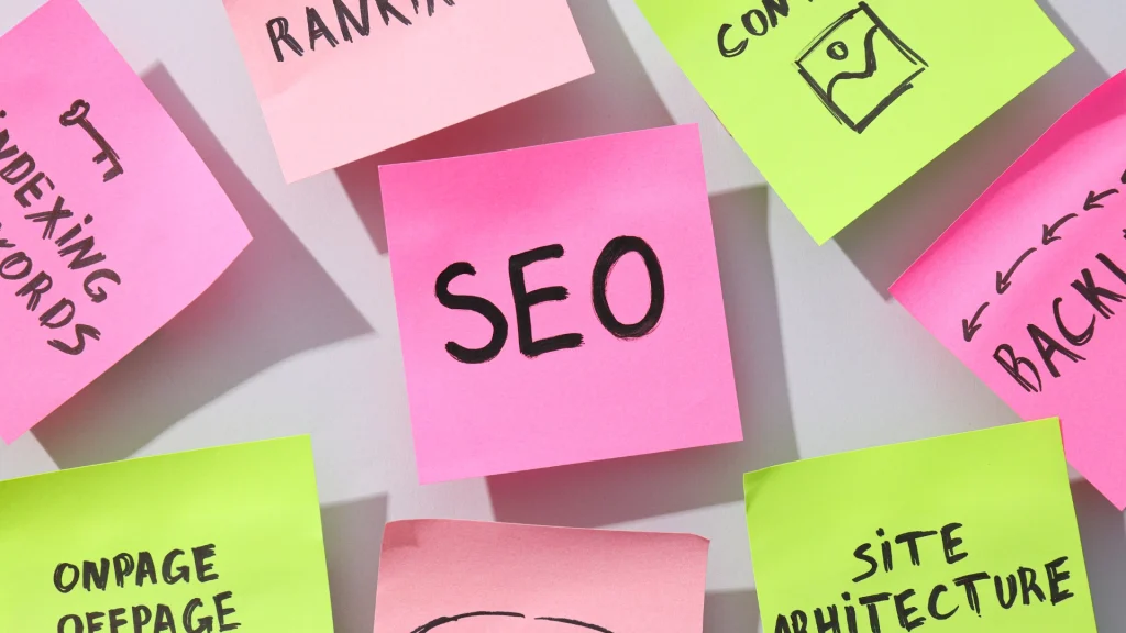 Bunte Post-its mit dem Schriftzug SEO in der Mitte für einen Artikel über die Arten von SEO