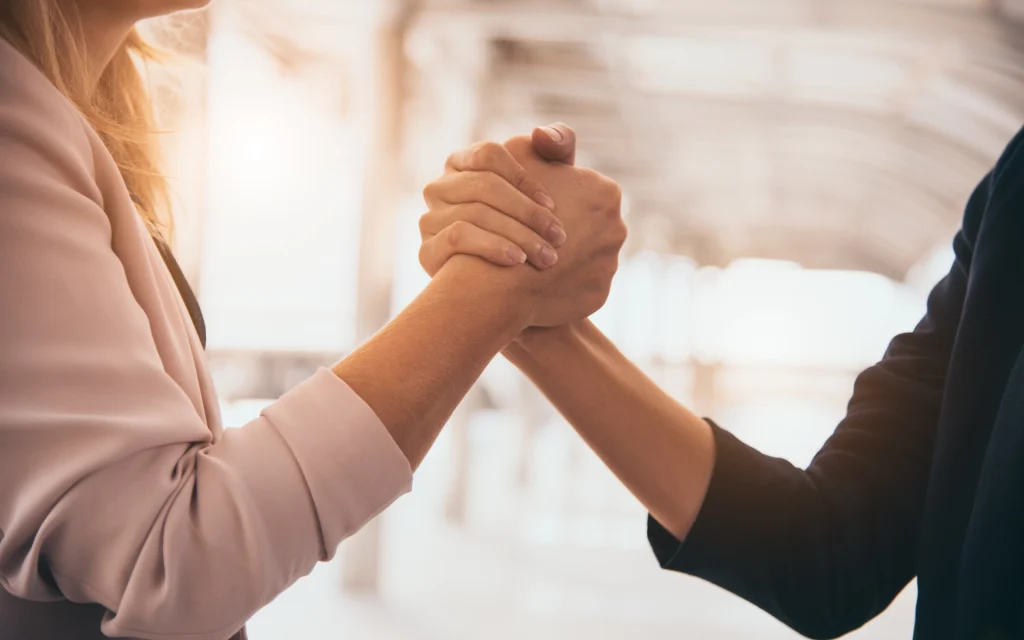 Due persone si stringono la mano in segno di accordo e partnership.