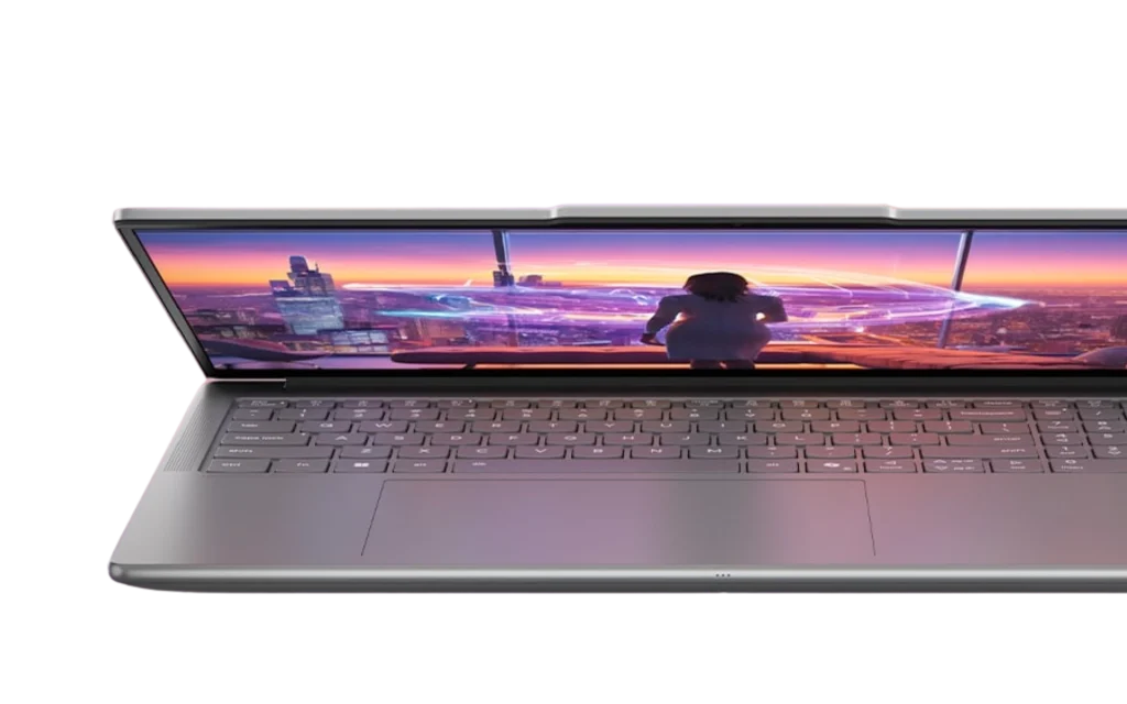 Halb geöffneter Lenovo-Yoga-Laptop mit eingeschaltetem Bildschirm und Stadtgrafik auf dem Display.