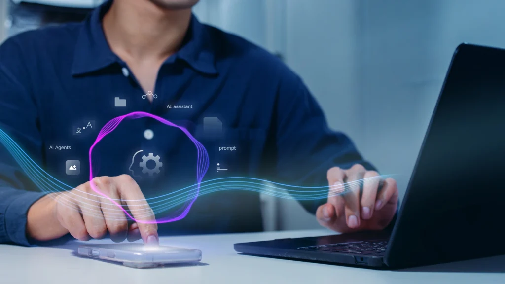 Pessoa a utilizar smartphone e portátil com interface de IA e automação digital