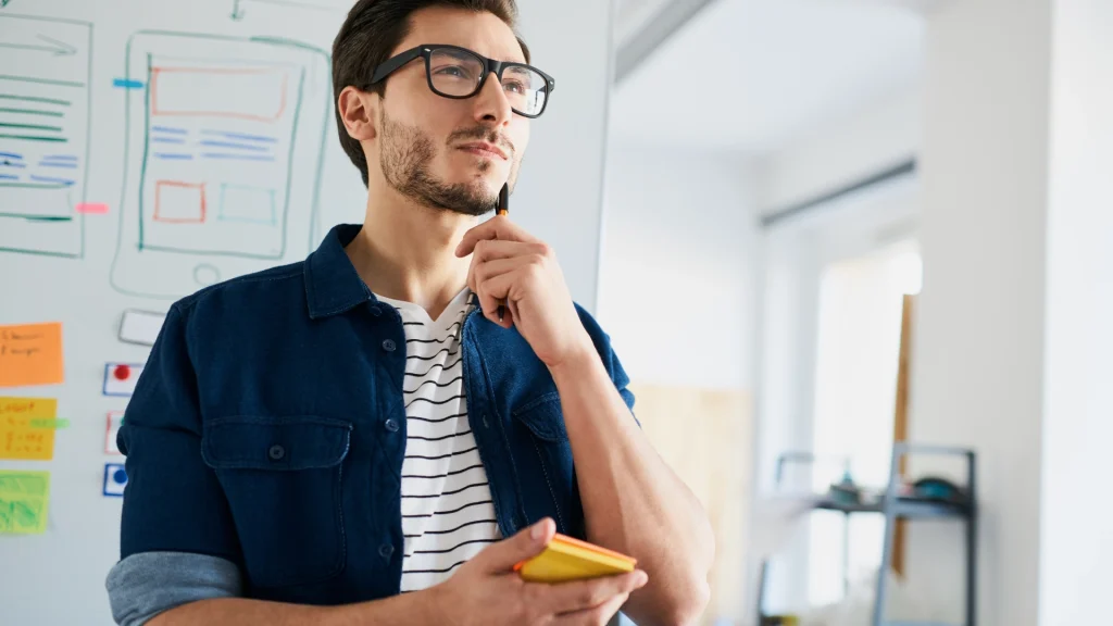UX/UI-Designer beim Entwerfen der Struktur einer Website auf einem Whiteboard