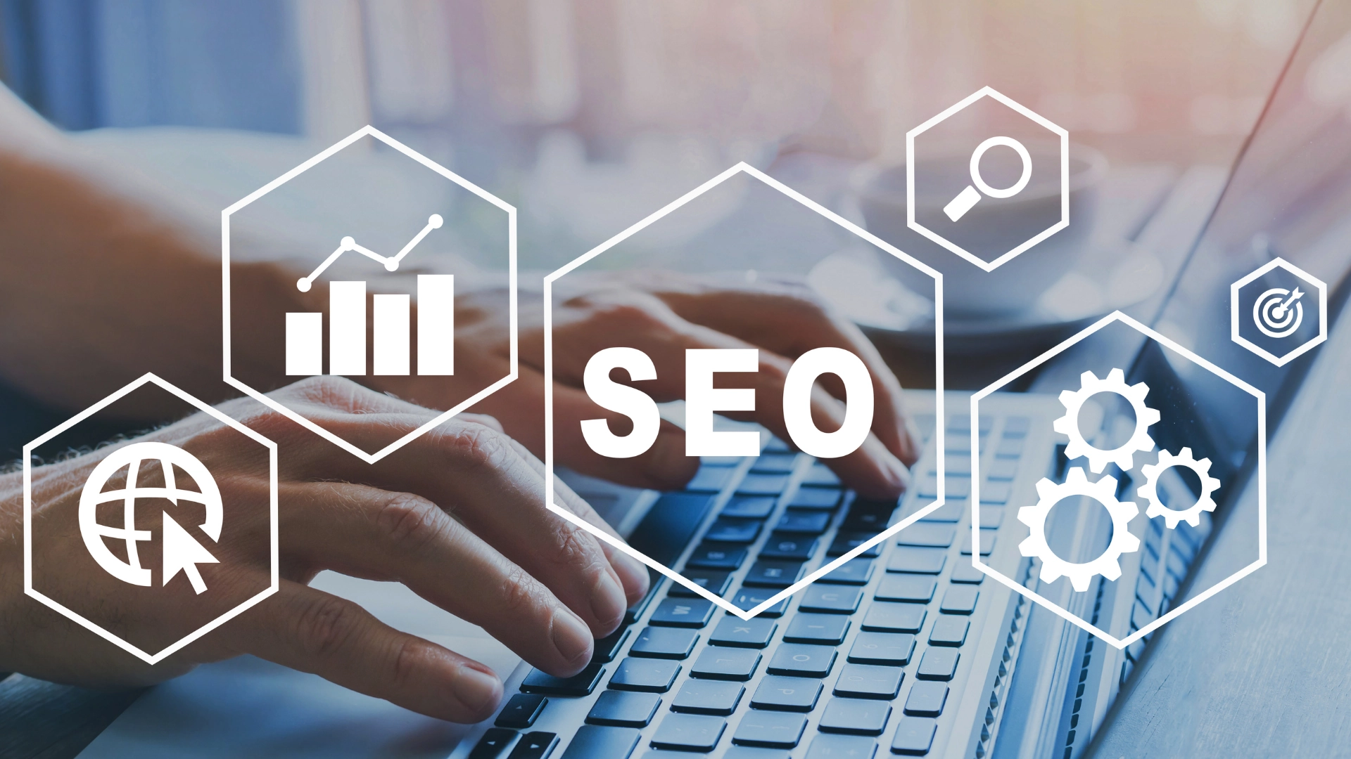 Mani su tastiera laptop con icone grafiche SEO: crescita, ingranaggi, ricerca e target