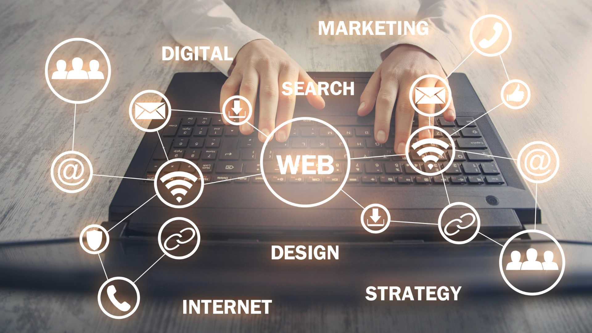 Persona che lavora al computer con overlay di icone legate a web marketing, strategia digitale e progettazione di homepage.