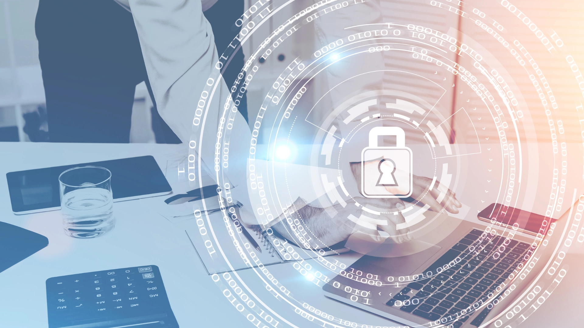 Sicurezza digitale aziendale con protezione accessi e dati su laptop